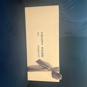 Large sample set of cruelty free gender neutral fragrances.